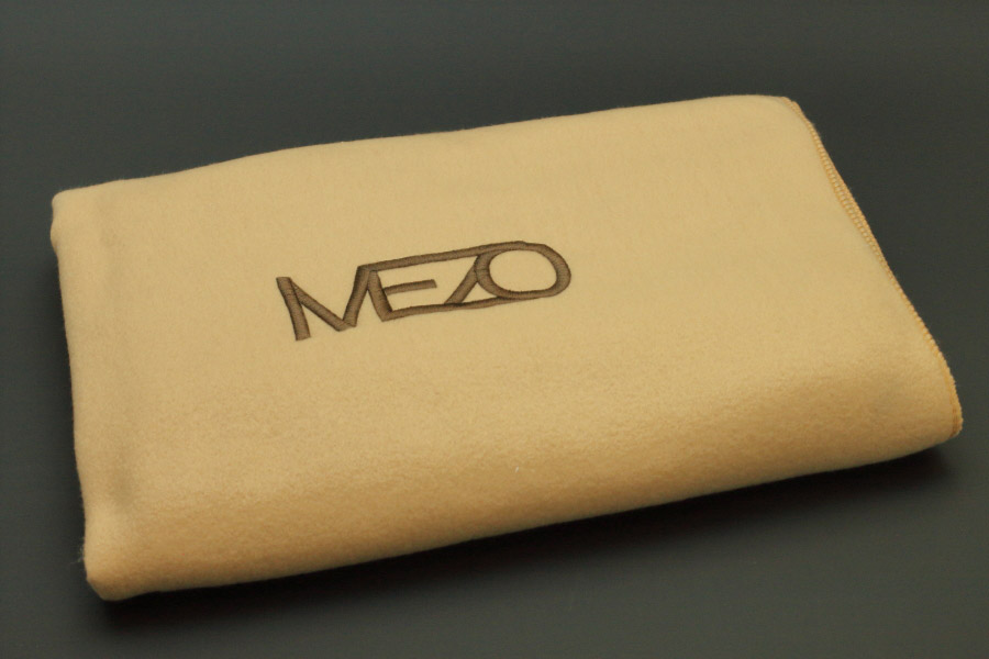 Бежевый флисовый плед 130х150 производства MEZO с вышитым лого коричневого цвета